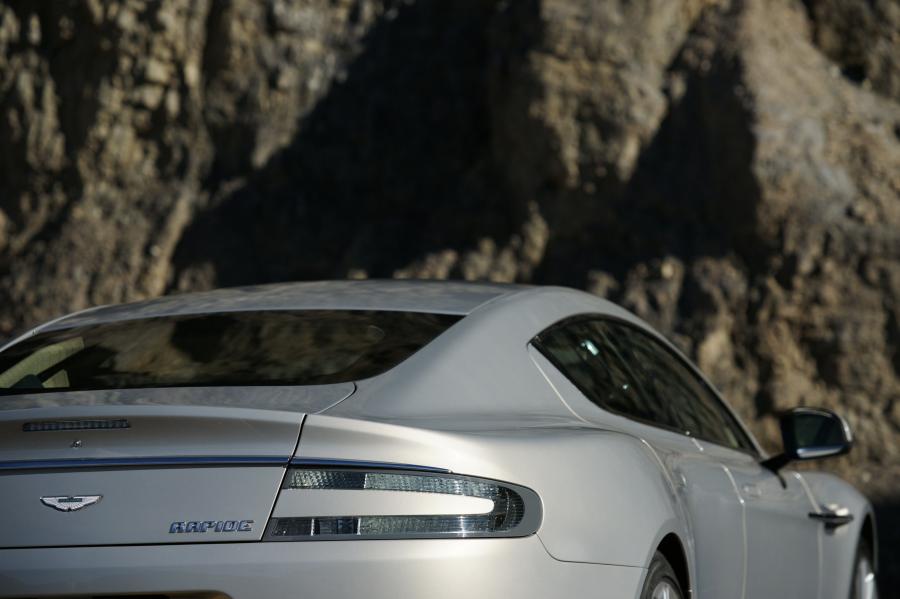 Детали экстерьера Aston Martin Rapide 2010 года  (фото 6 из 190)
